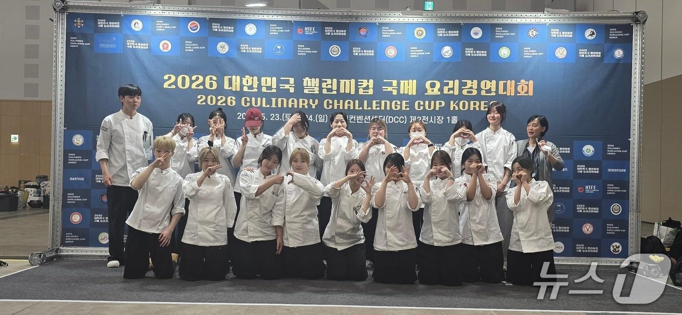 본문 이미지 - 우송정보대학 K-베이커리학부가 '2026 대한민국 챌린지컵 국제요리 경연대회' 디저트 전시 및 라이브 부문에 8팀이 참가해 대상(2팀), 금상(4팀), 은상(2팀)을 수상했다.(우송정보대학 제공.재판매 및 DB금지)/뉴스1