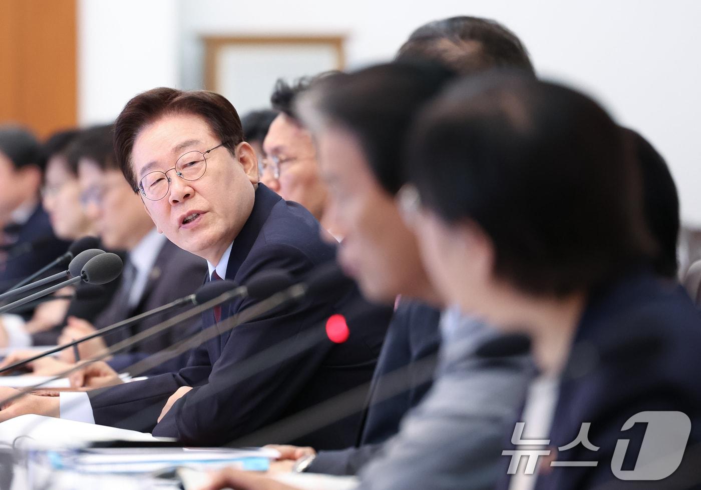 본문 이미지 - 이재명 대통령이 지난 5월 26일 청와대에서 열린 제23회 국무회의 겸 제10차 비상경제점검회의에서 정은경 보건복지부 장관에게 질문하고 있다.  ⓒ 뉴스1  