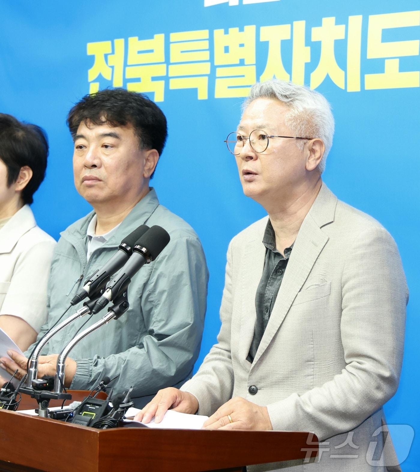 본문 이미지 - 김정수(오른쪽)·김명지 더불어민주당 전북도의원을 비롯한 권리당원들이 26일 전북 전주시 전북특별자치도의회에서 기자회견을 열고 민주당 권리당원들의 소신투표를 촉구하고 있다. 2026.5.26 ⓒ 뉴스1 유경석 기자