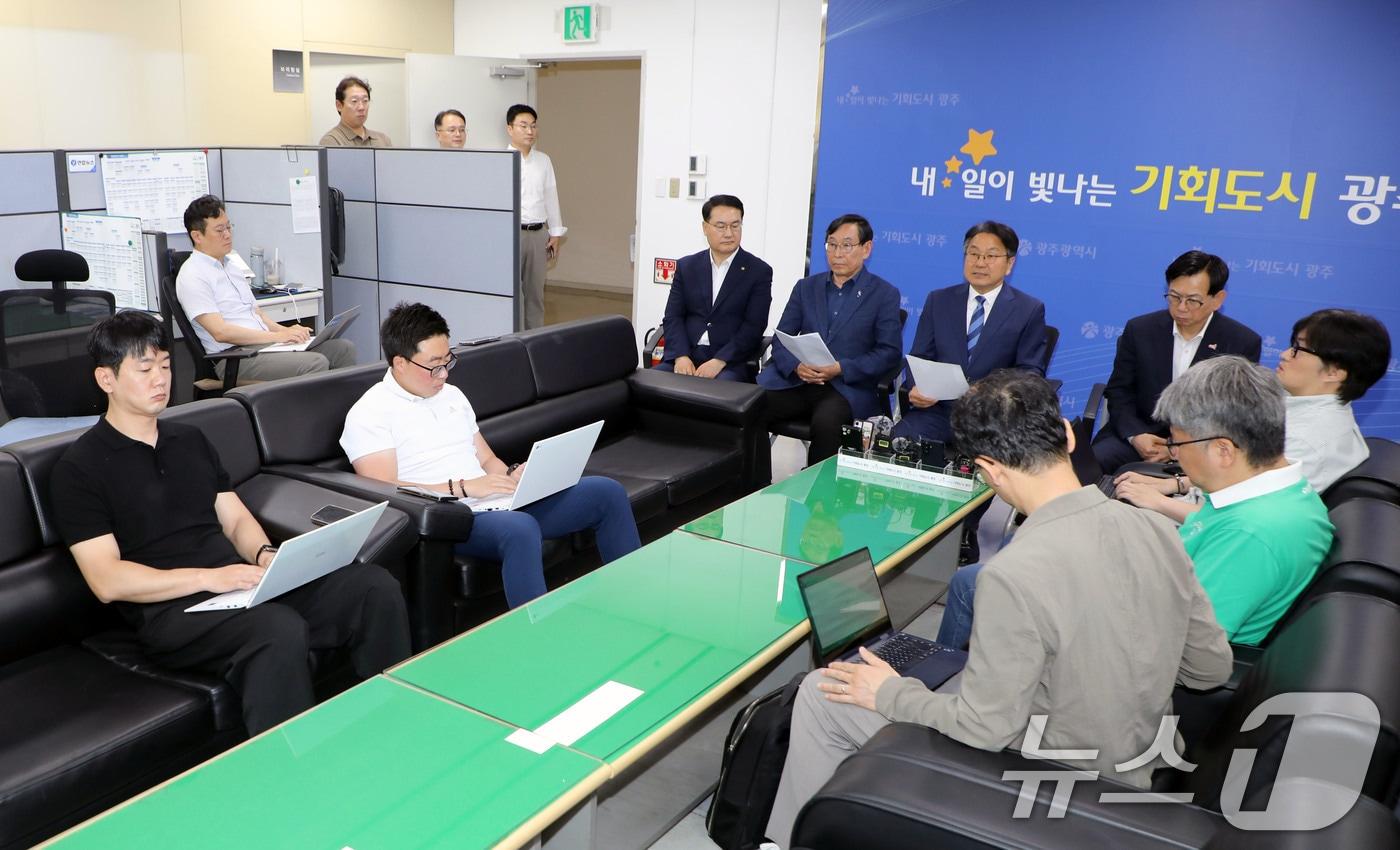 본문 이미지 - 강기정 광주시장이 26일 광주시청 기자실에서 브리핑을 열고 스타벅스 코리아의 '탱크데이' 논란과 관련한 입장을 밝히고 있다. 2026.5.26 ⓒ 뉴스1 이수민 기자