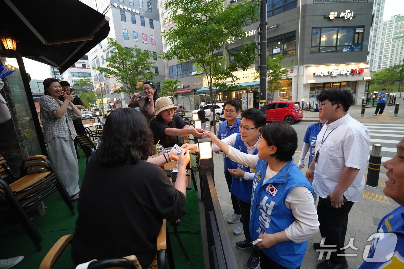 본문 이미지 - 김원기 더불어민주당 의정부시장 후보가 주민들과 소통하는 모습 (사진 김원기 후보 캠프)