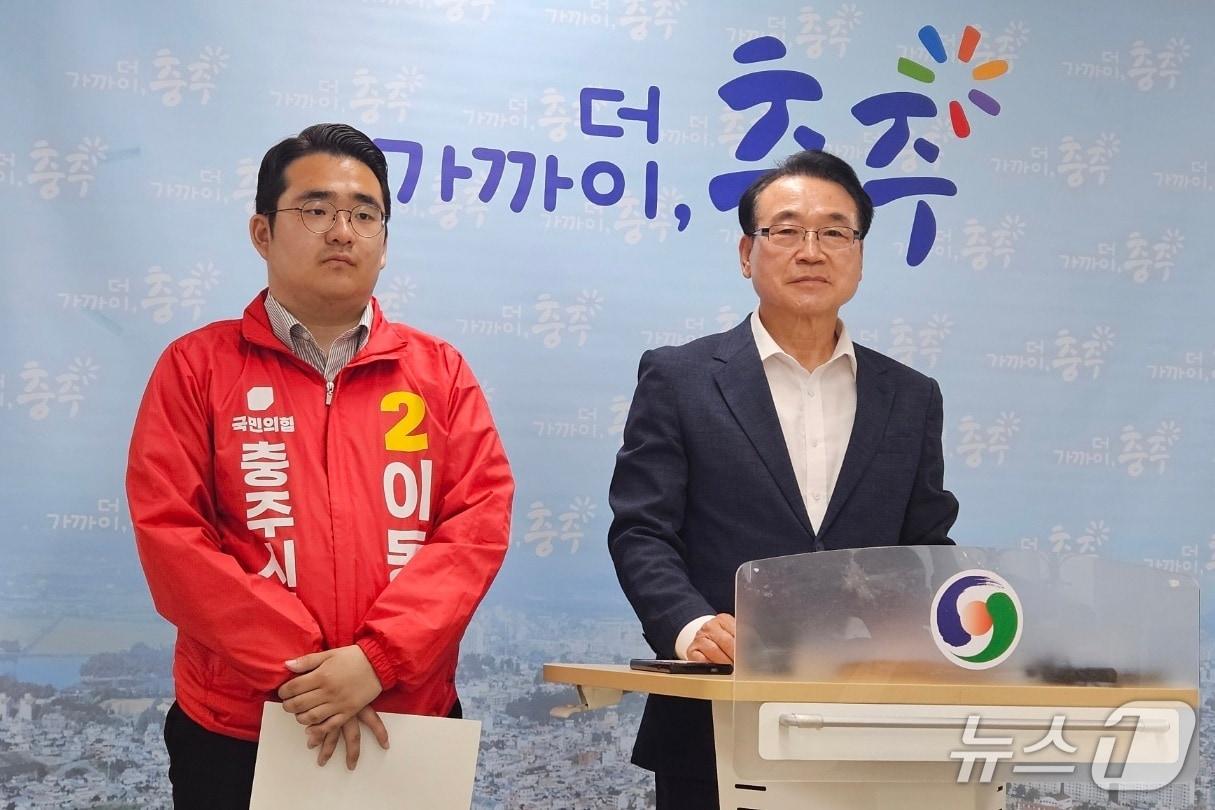 본문 이미지 -  이동석 국민의힘 충주시장 후보 선거대책위원회 관계자가 맹정섭 민주당 충주시장 후보의 폭행 전과를 폭로하고 있다.2026.5.26/뉴스1