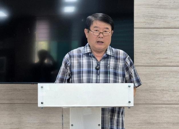 본문 이미지 - 윤건영 충북교육감 후보 선거대책위원회 이중용 총괄선거대책위원장이 충북교육청에서 기자회견을 하고 있다. 2026.5.26/뉴스1