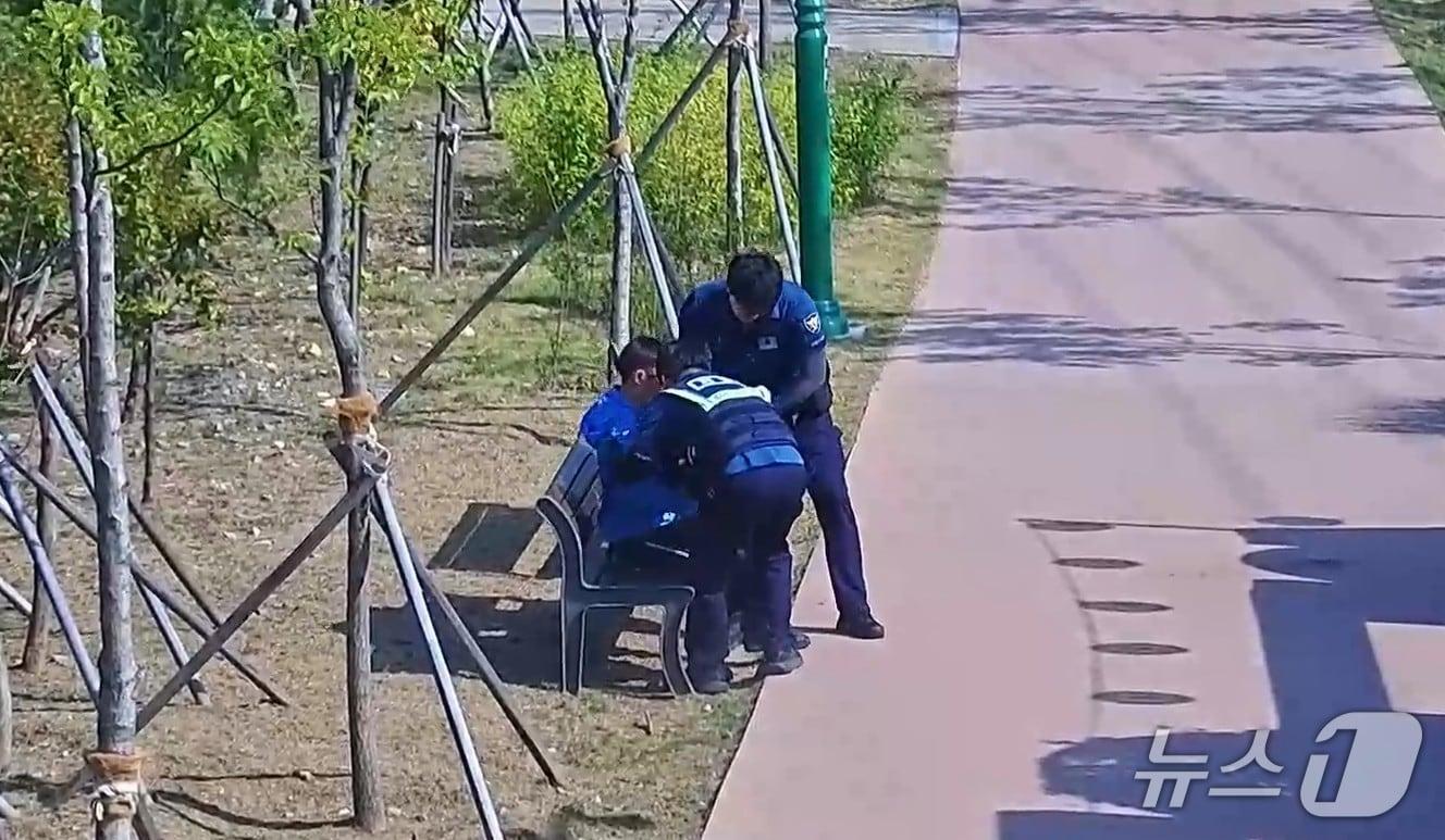 본문 이미지 - 지난 17일 오후 3시 31분께 울산 북구 실종자가 CCTV관제센터에 발견된 현장 모습.(울산 북구 제공. 재판매 및 DB금지)/뉴스1