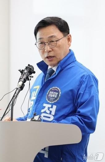본문 이미지 - 정근식 서울시교육감 후보가 26일 오전 서울시교육청에서 열린 출입기자단 초청 기자회견에서 회견문 발표를 하고 있다.(서울시교육청 제공)