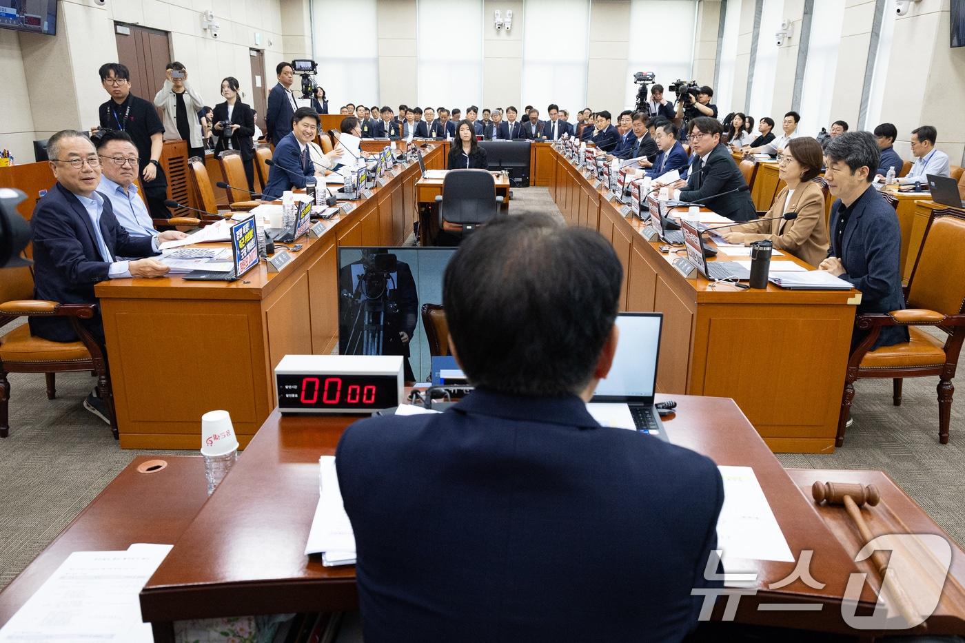 본문 이미지 - 권칠승 국회 행정안전위원장이 26일 서울 여의도 국회에서 열린 제435회 국회(임시회) 행정안전위원회 제2차 전체회의 서울시 감사의정원 논란 및 GTX-A 삼성역 철근누락 관련 현안질의에 앞서 여야 의원석 노트북에 붙은 서울시장 후보 규탄 팻말을 떼고 회의를 진행하겠다고 밝히고 있다. 2026.5.26 ⓒ 뉴스1 유승관 기자