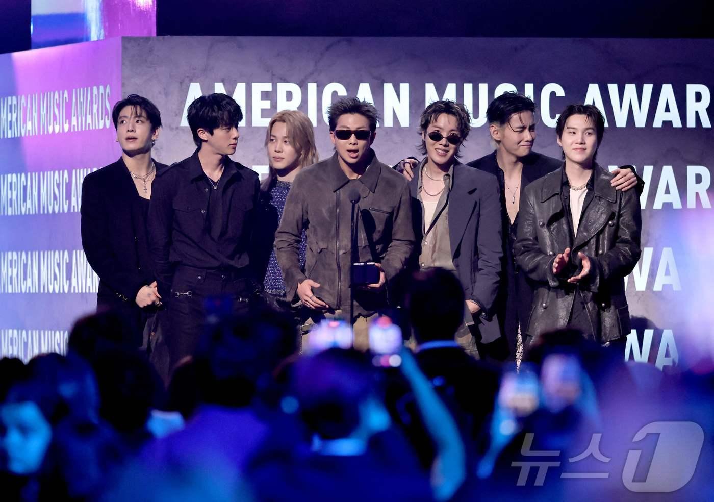 본문 이미지 - 올해의 아티스트 상을 받은 방탄소년단 ⓒ AFP=뉴스1