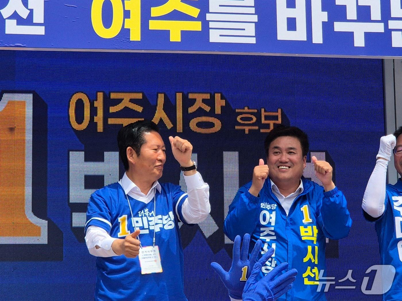 본문 이미지 -  정청래 더불어민주당 대표가 26일 경기 여주시 가남파출소 앞에서 박시선 시장 후보 지원 유세에 나서고 있다.2026.05.26/뉴스 양희문 기자