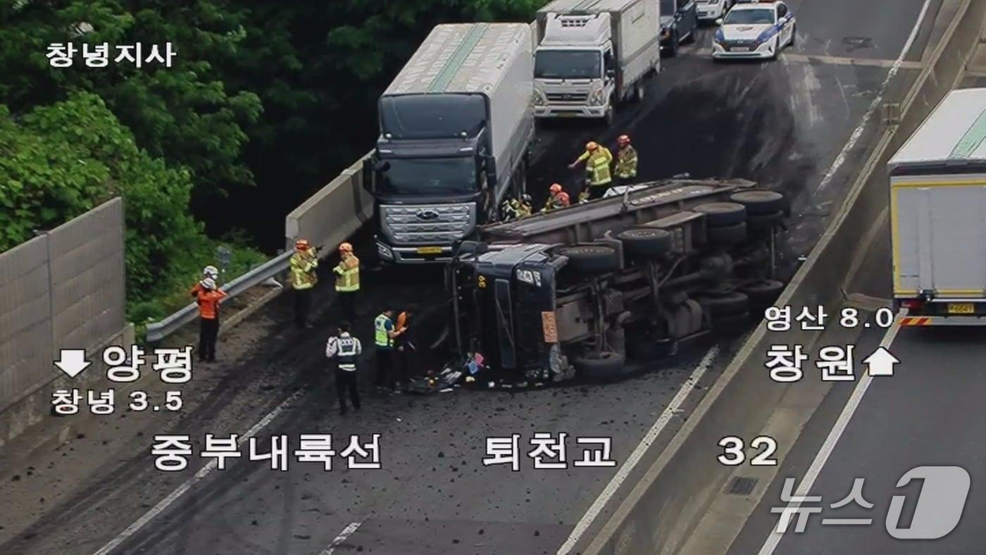 본문 이미지 - 26일 오전 11시 30분쯤 창녕군 퇴천리 중부내륙고속도로 양평 방향 창녕분기점 인근에서 화물차 1대가 전도됐다. 사진은 사고 현장 모습.(도로공사 로드플러스 폐쇄회로(CC)TV 화면 갈무리.)