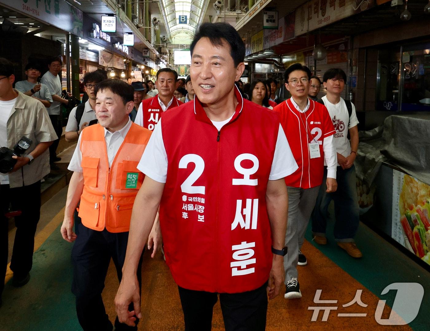 본문 이미지 - 오세훈 국민의힘 서울시장 후보가 26일 오전 서울 마포구 망원시장에서 도보유세를 하고 있다. (공동취재) 2026.5.26 ⓒ 뉴스1 김도우 기자
