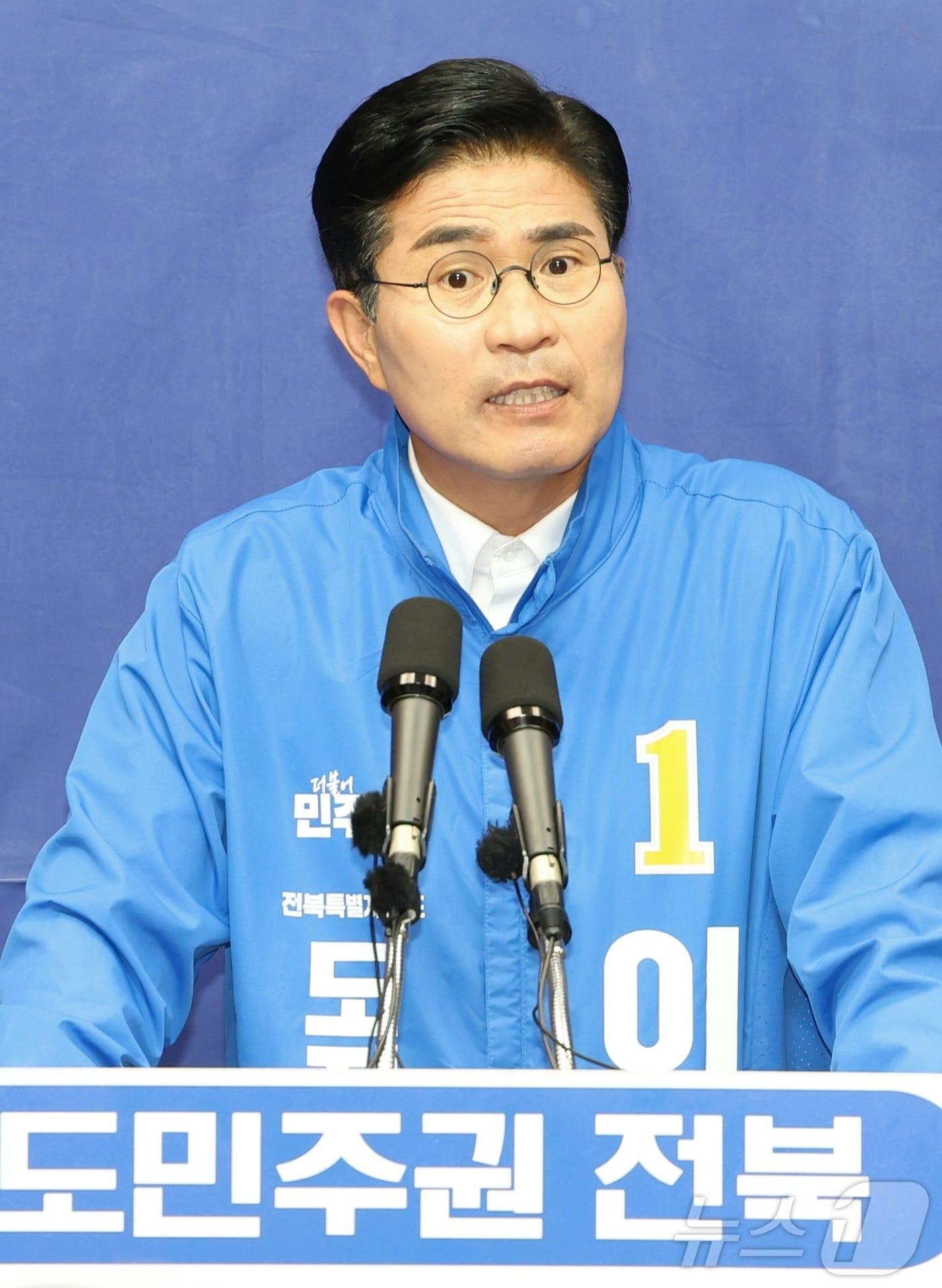 본문 이미지 - 이원택 더불어민주당 전북도지사 후보가 26일 전북 전주시 전북특별자치도의회에서 질의에 답변을 하고 있다. 2026.5.26 ⓒ 뉴스1 유경석 기자