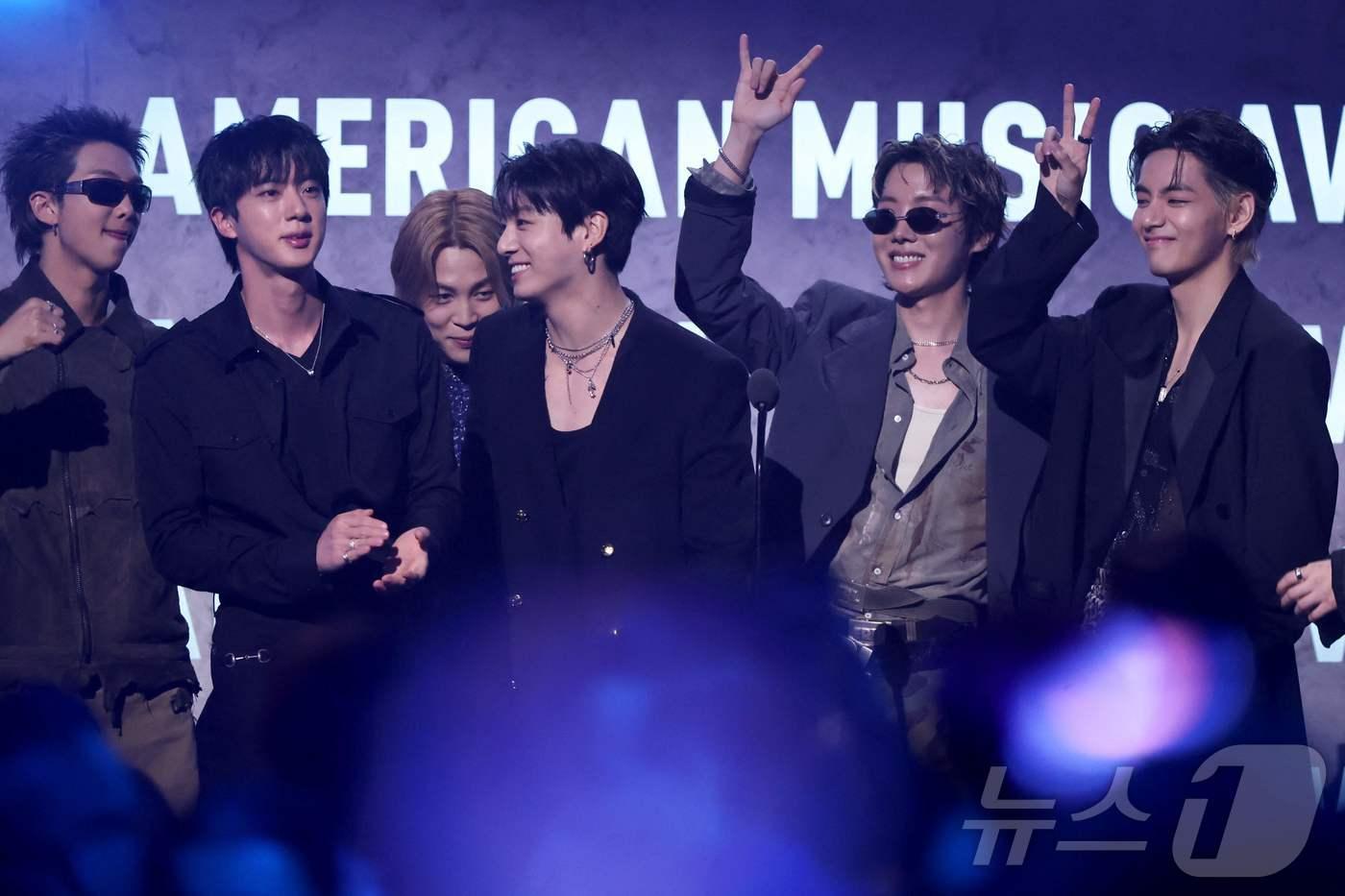 본문 이미지 - '2026 AMA'에서 대상 포함 3관왕을 차지한 BTS ⓒ AFP=뉴스1