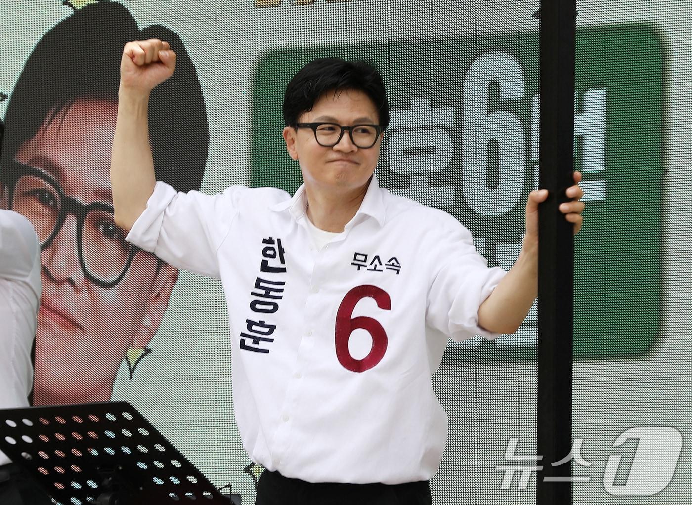 본문 이미지 - 한동훈 무소속 부산 북구갑 국회의원 후보가 26일 부산 북구 구포동 일대에서 유세차에 올라 유권자들에게 지지를 호소하고 있다. 2026.5.26 ⓒ 뉴스1 윤일지 기자