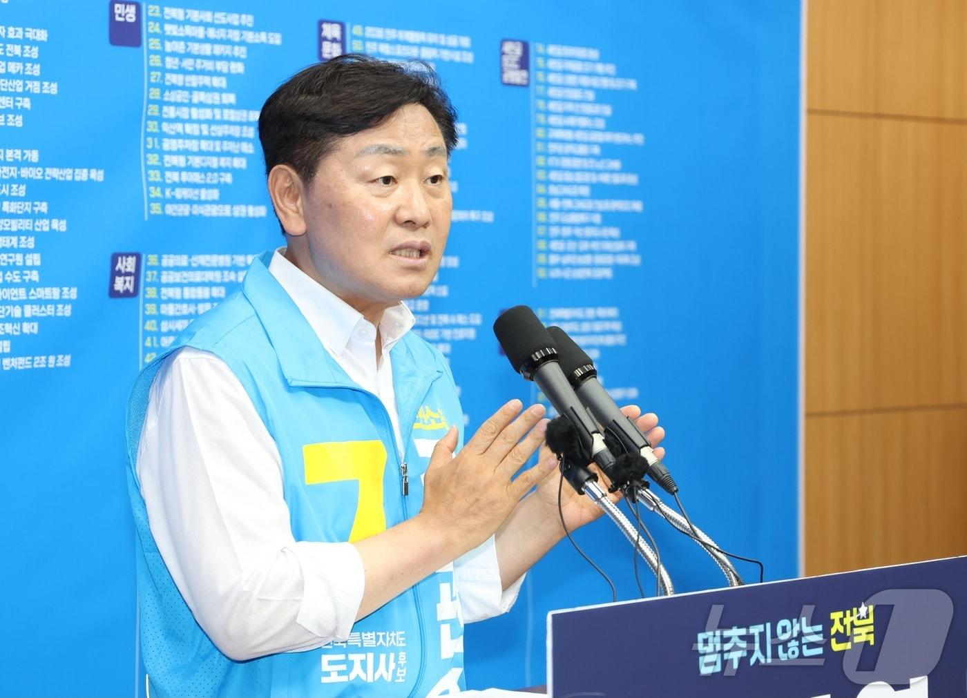 본문 이미지 - 김관영 무소속 전북도지사 후보가 26일 전북 전주시 전북특별자치도의회에서 기자회견을 열고 질의에 답변을 하고 있다. 2026.5.26 ⓒ 뉴스1 유경석 기자