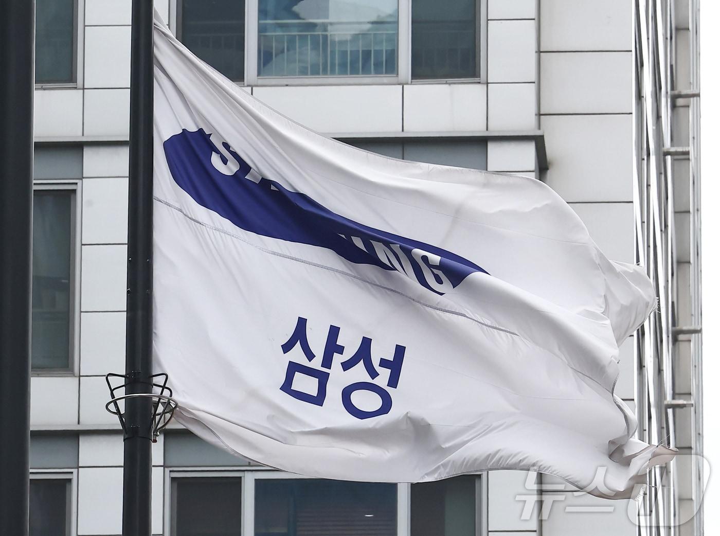 본문 이미지 - 삼성전자 노동조합의 2026년 임금·단체협약 잠정 합의안 찬반 투표 종료를 하루 앞둔 26일 서울 서초구 삼성전자 사옥에서 삼성그룹 깃발이 바람에 펄럭이고 있다. 삼성전자 최대 노조인 삼성그룹 초기업노동조합 삼성지부(초기업노조)에 따르면 이날 오전 10시 기준 투표율은 90.45%를 기록했다. 총 선거인수 5만7302명 중 5만1835명이 투표를 마쳤다. 2026.5.26 ⓒ 뉴스1 김민지 기자