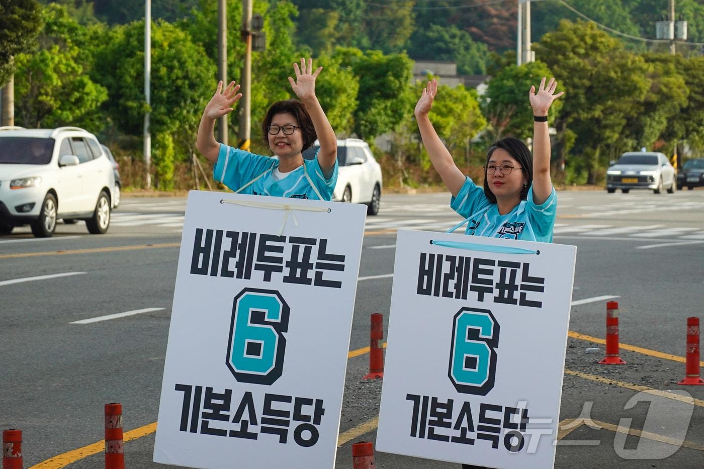본문 이미지 - 용혜인 기본소득당 대표가 26일 오전 전남 여수 석창사거리에서 출근길 차량을 향해 손을 흔들고 있다. (기본소득당 제공. 재판매 및 DB금지) ⓒ 뉴스1 김성준 기자