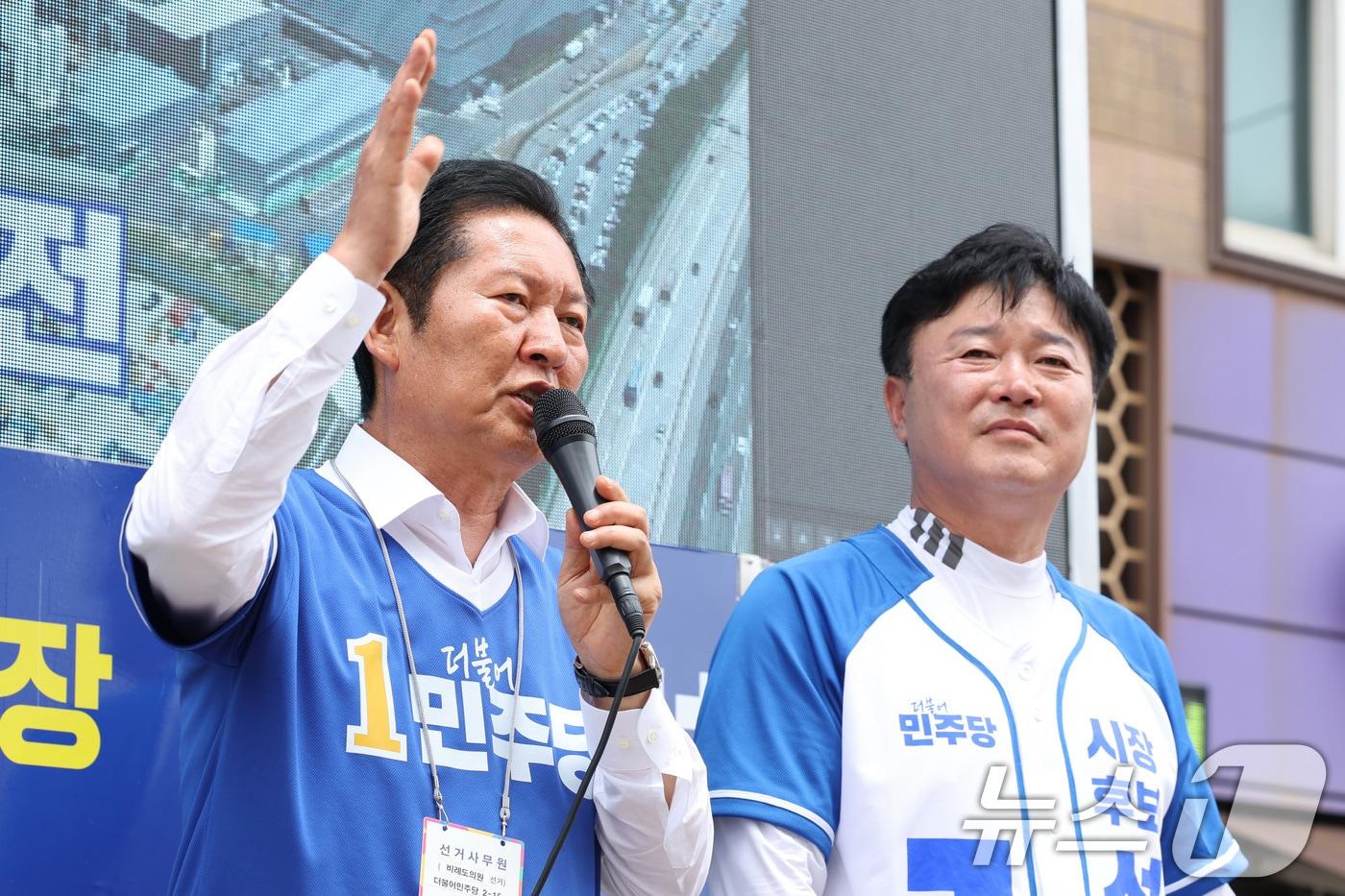 본문 이미지 - 정청래 더불어민주당 대표가 26일 경기 이천시 중리사거리를 찾아 성수석 이천시장 후보 지지를 호소하고 있다. 2026.5.26 ⓒ 뉴스1 신웅수 기자
