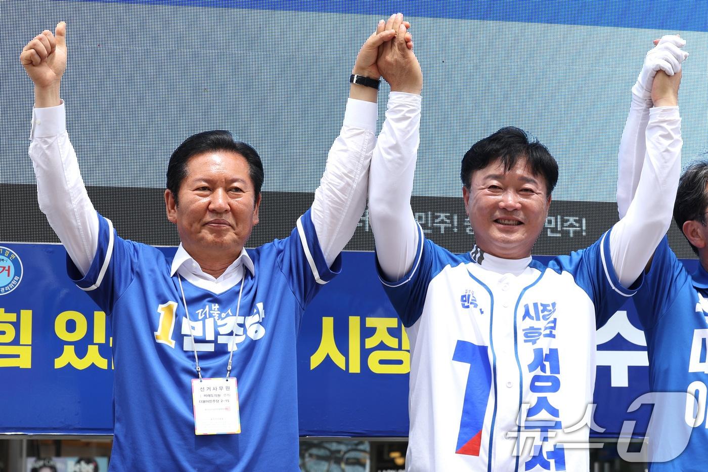 본문 이미지 - 정청래 더불어민주당 대표가 26일 경기 이천시 중리사거리를 찾아 성수석 이천시장 후보 지지를 호소하고 있다. 2026.5.26 ⓒ 뉴스1 신웅수 기자