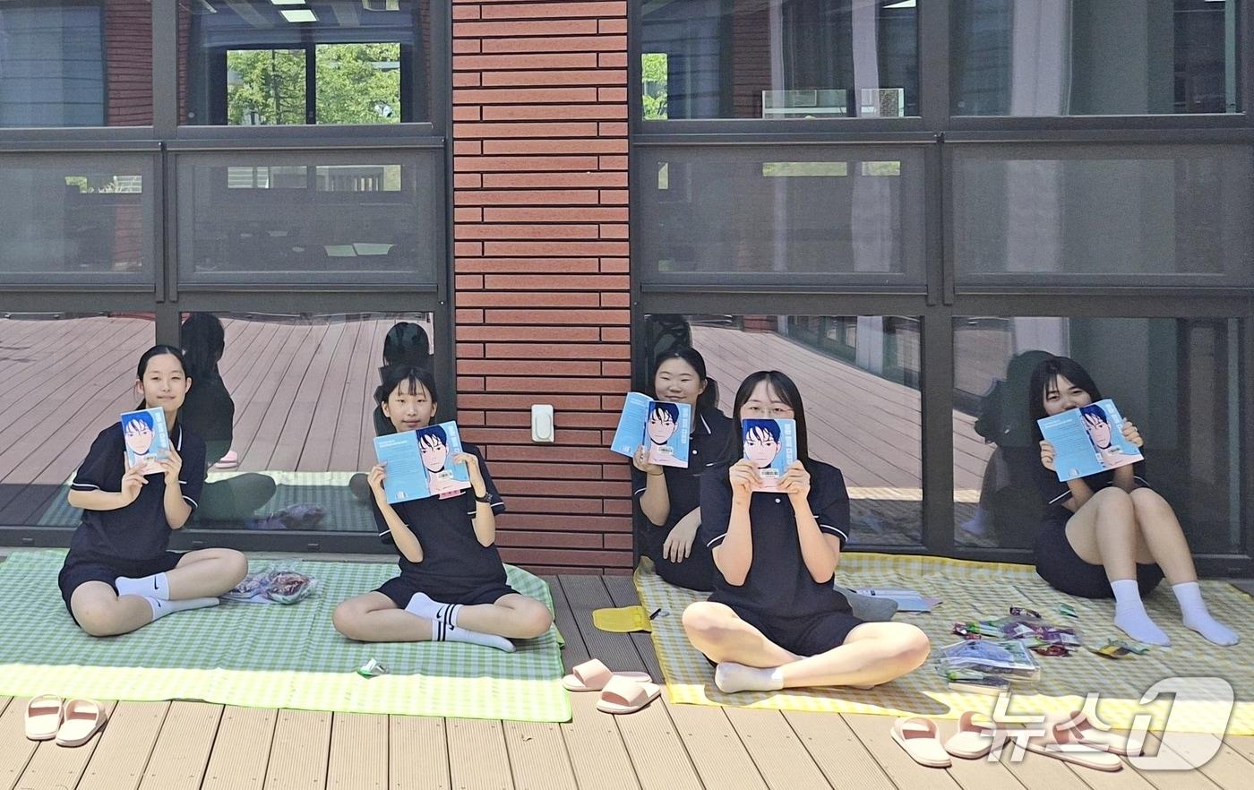 본문 이미지 - 증평여중 같이의 가치 도서부 활동.(괴산증평교육지원청 제공. 재판매 및 DB금지)/뉴스1