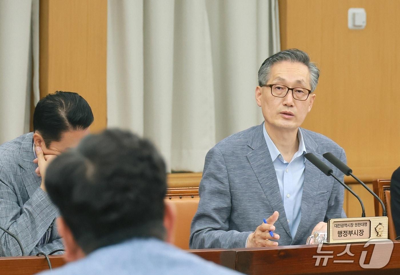 본문 이미지 - 유득원 대전시장 권한대행이 26일 오전 주간업무회의를 주재하고 있다. (대전시 제공) / 뉴스1