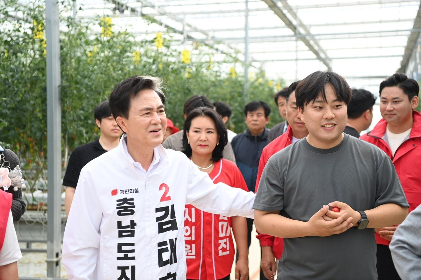 본문 이미지 - 김태흠 국민의힘 충남지사 후보가 아산 한 스마트팜을 살펴보고 있다.(더쎈캠프 제공. 재판매 및 DB금지)/뉴스1