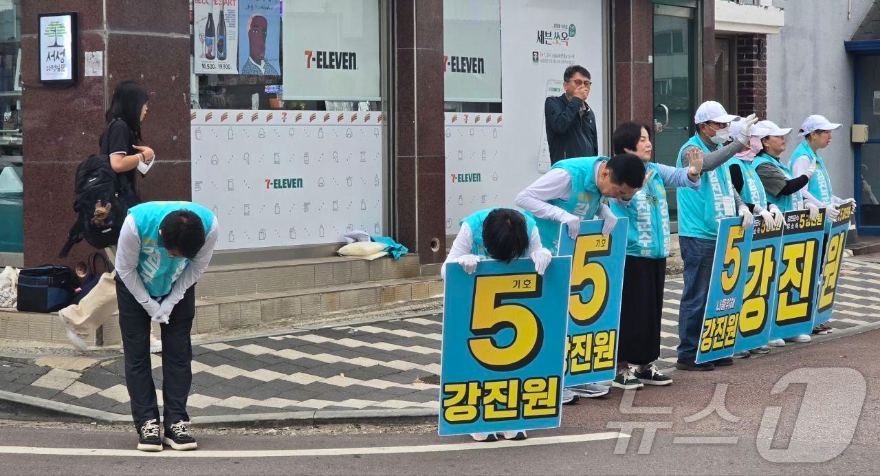 본문 이미지 - 강진원 무소속 강진군수 후보와 운동원들이 거리인사를 하고 있다.(강진원 후보 제공, 재배포 및 DB 금지) ⓒ 뉴스1