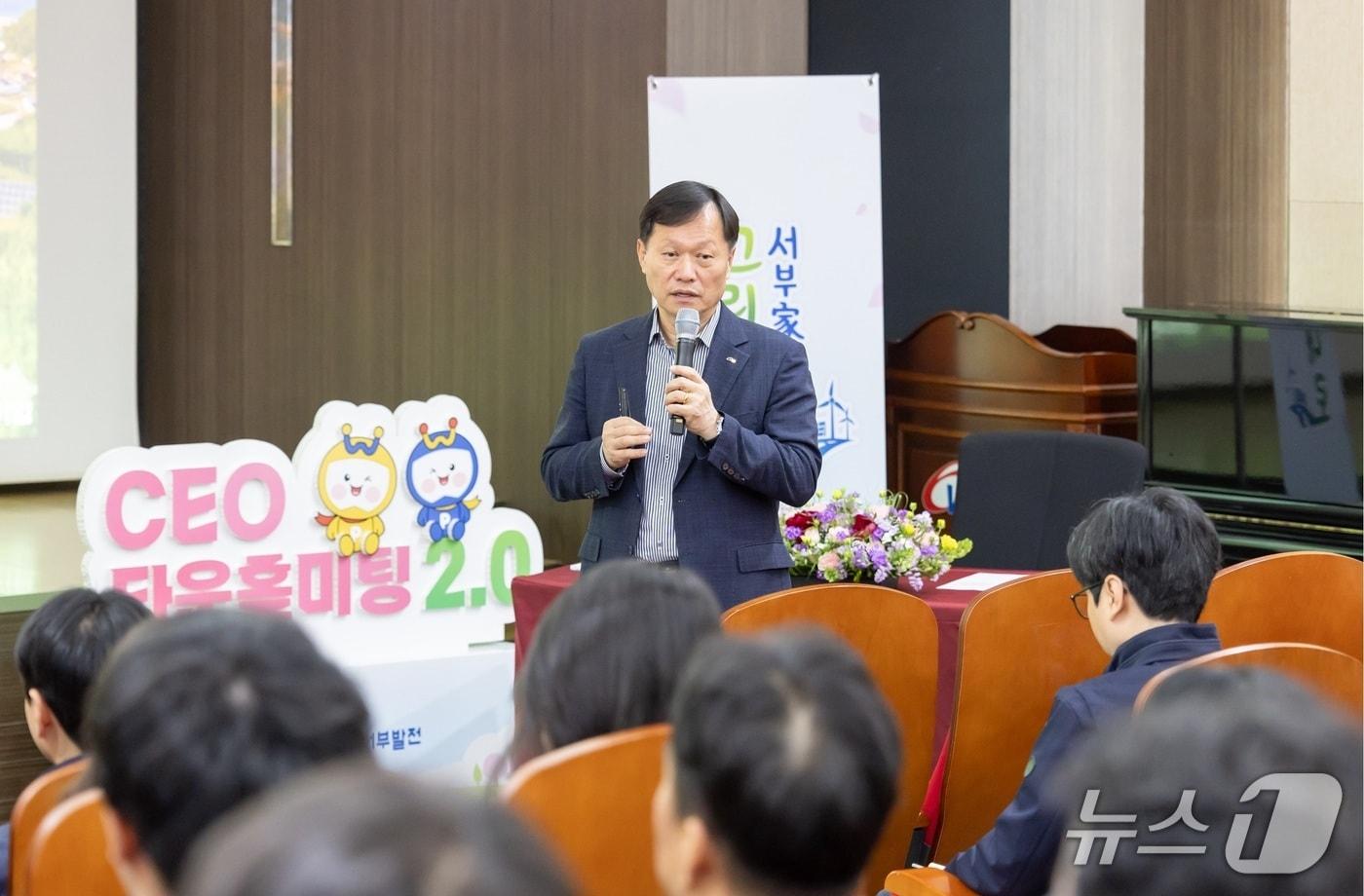 본문 이미지 - 이정복 서부발전 사장이 지난 4월 군산발전본부에서 열린 ‘CEO 타운홀 미팅 2.0’에서 직원들과 소통하는 모습(서부발전 제공. 재판매 및 DB금지)2026.5.26/뉴스1