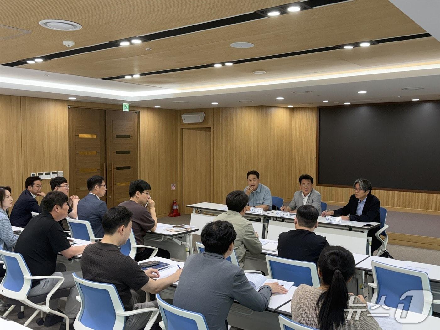 본문 이미지 -  26일 NH농협 전북통합본부 중회의실에서 전북도 및 5개 군청 공모 담당 공무원, 현장 전문가 등 20여 명이 참석한 가운데 ‘농어촌 기본소득 시범사업 추가공모’ 심사 대비 컨설팅이 실시됐다.(전북도 제공. 재판매 및 DB금지)/뉴스1