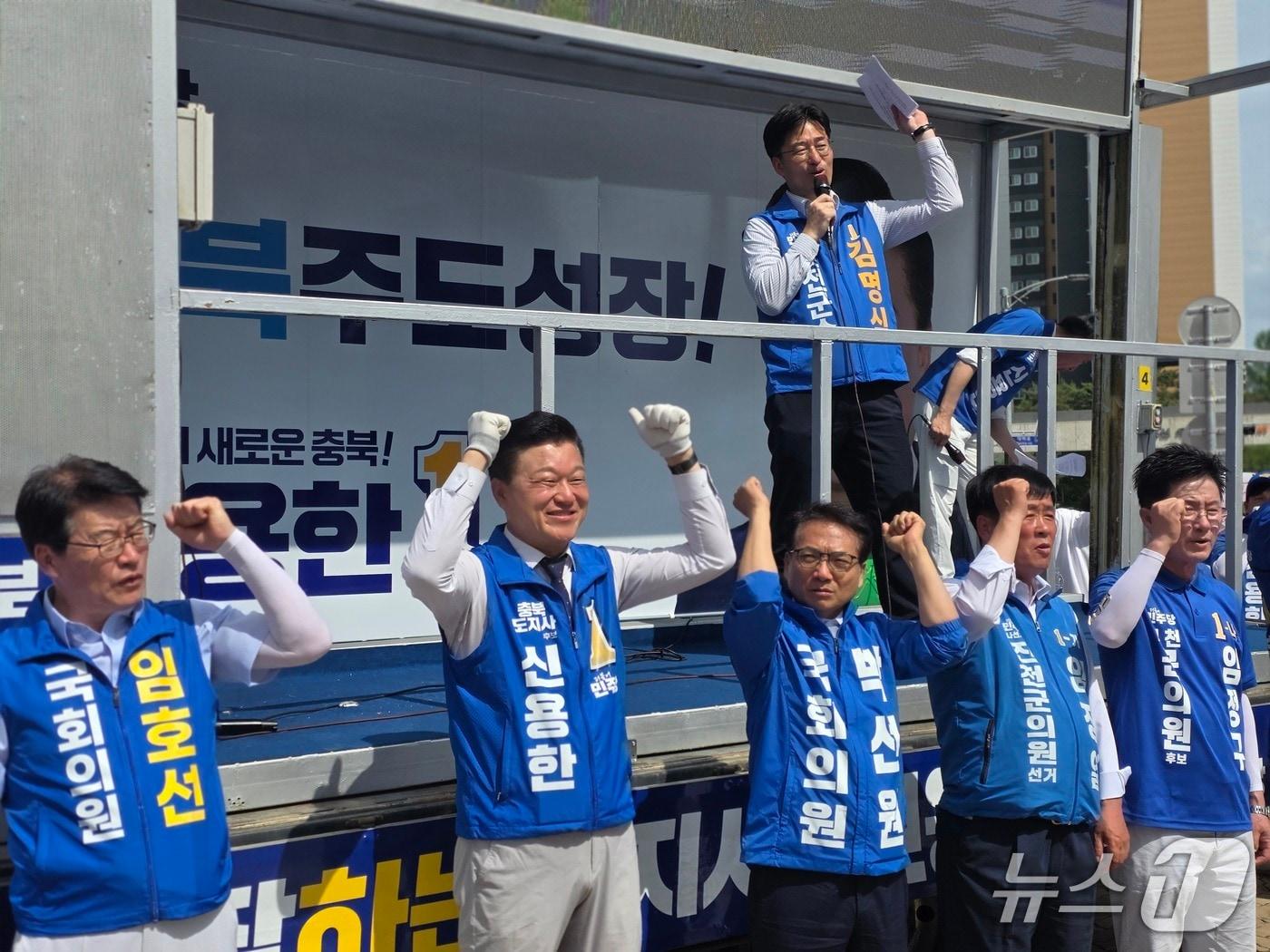 본문 이미지 - 김명식 더불어민주당 진천군수 후보 거리 유세 모습.(자료사진)/뉴스1