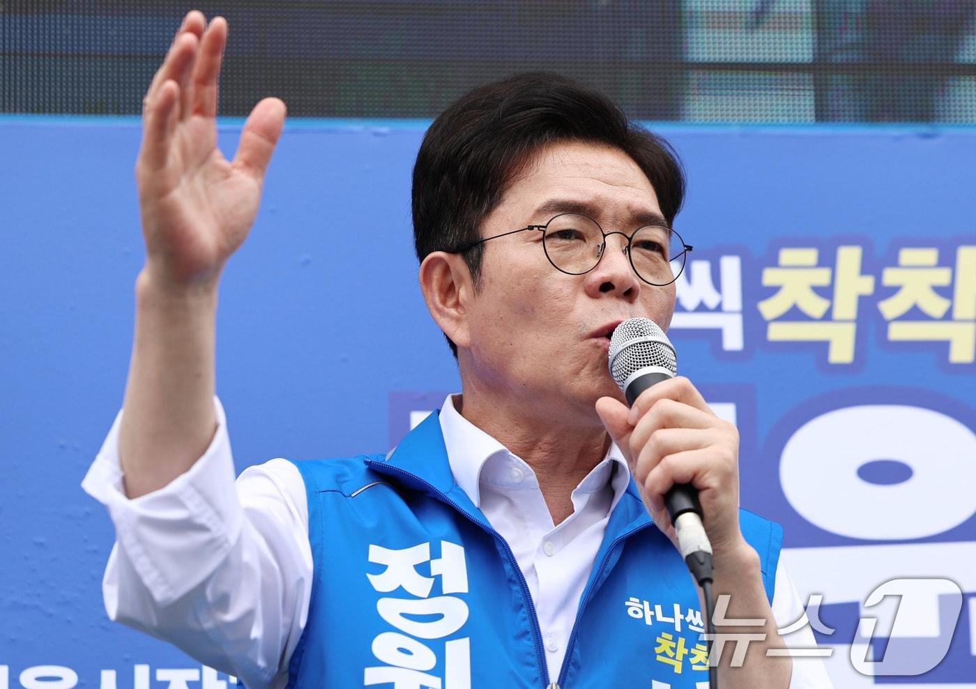 본문 이미지 - 정원오 더불어민주당 서울시장 후보가 26일 오후 서울 관악구 신림역 사거리에서 지지를 호소하고 있다. 2026.5.26 ⓒ 뉴스1 구윤성 기자