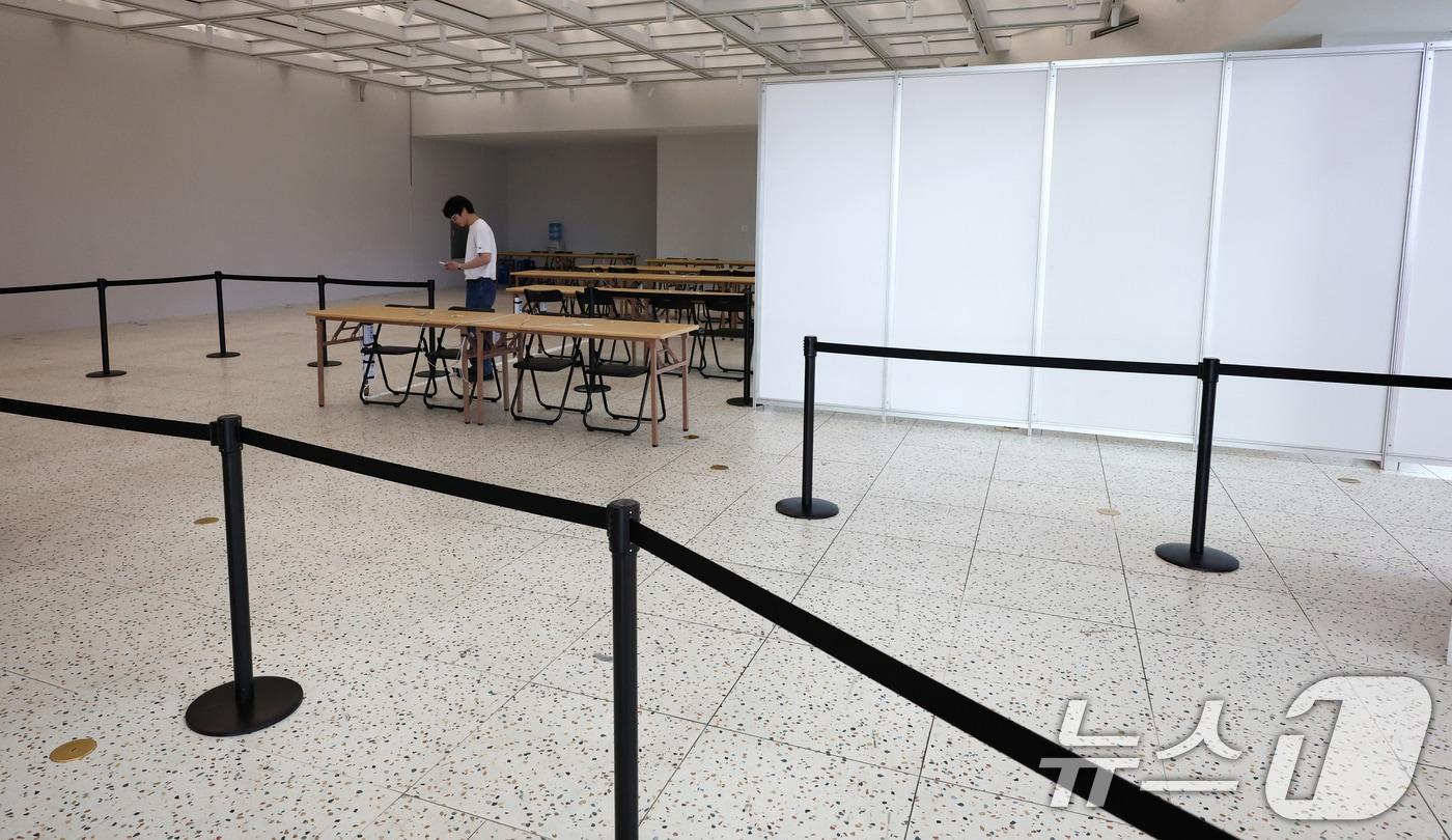 본문 이미지 - 26일 인천국제공항 1터미널에 사전 투표소 운영을 앞두고 선거관리위원회 직원이 현장을 점검하고 있다. 선거관리위원회는 인천국제공항 1터미널 3층 H카운터 후면부, 2터미널 3층 서편 D2카운터 전면부에서 29~30일 양일간 오전 6시부터 오후 6시까지 사전투표소를 운영한다. 2026.5.26 ⓒ 뉴스1 최지환 기자
