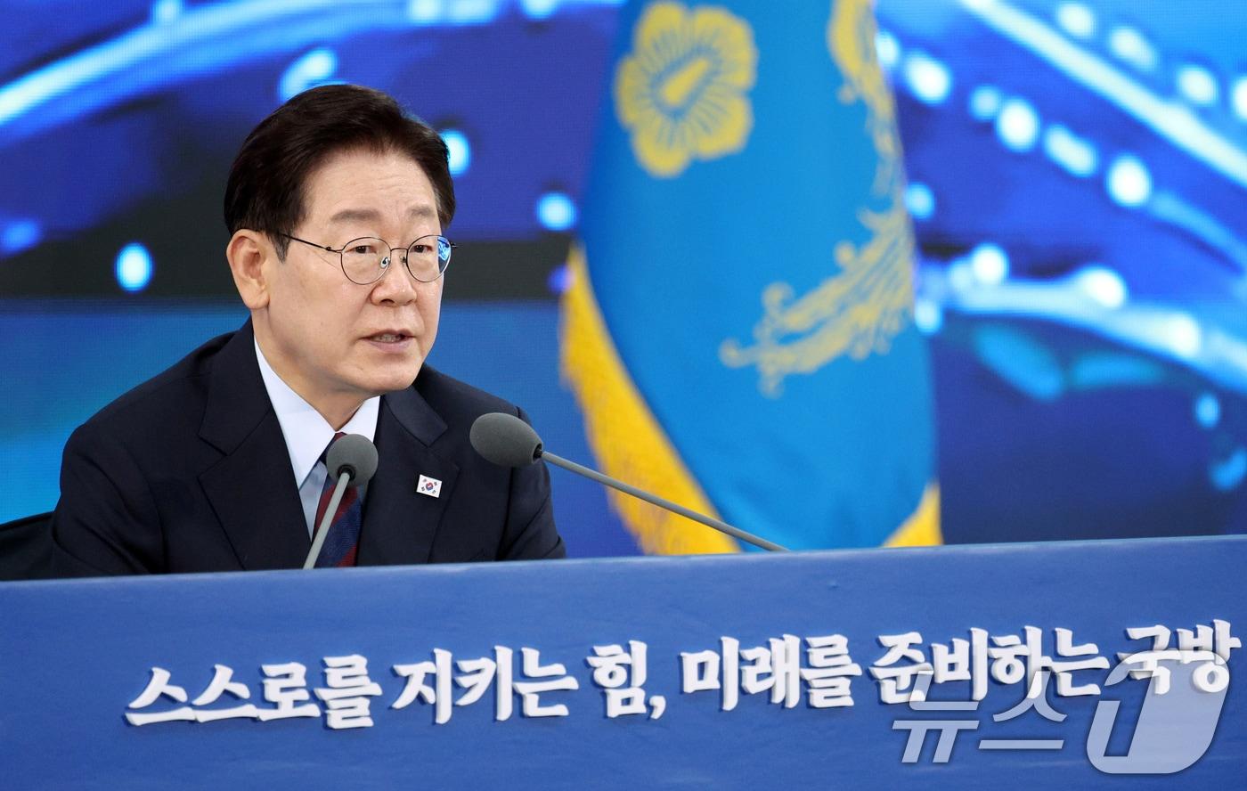 본문 이미지 - 이재명 대통령이 26일 경남 창원시 진해구에서 열린 제1회 미래국방전략위원회에서 발언을 하고 있다. (청와대통신사진기자단) 2026.5.26 ⓒ 뉴스1 허경 기자