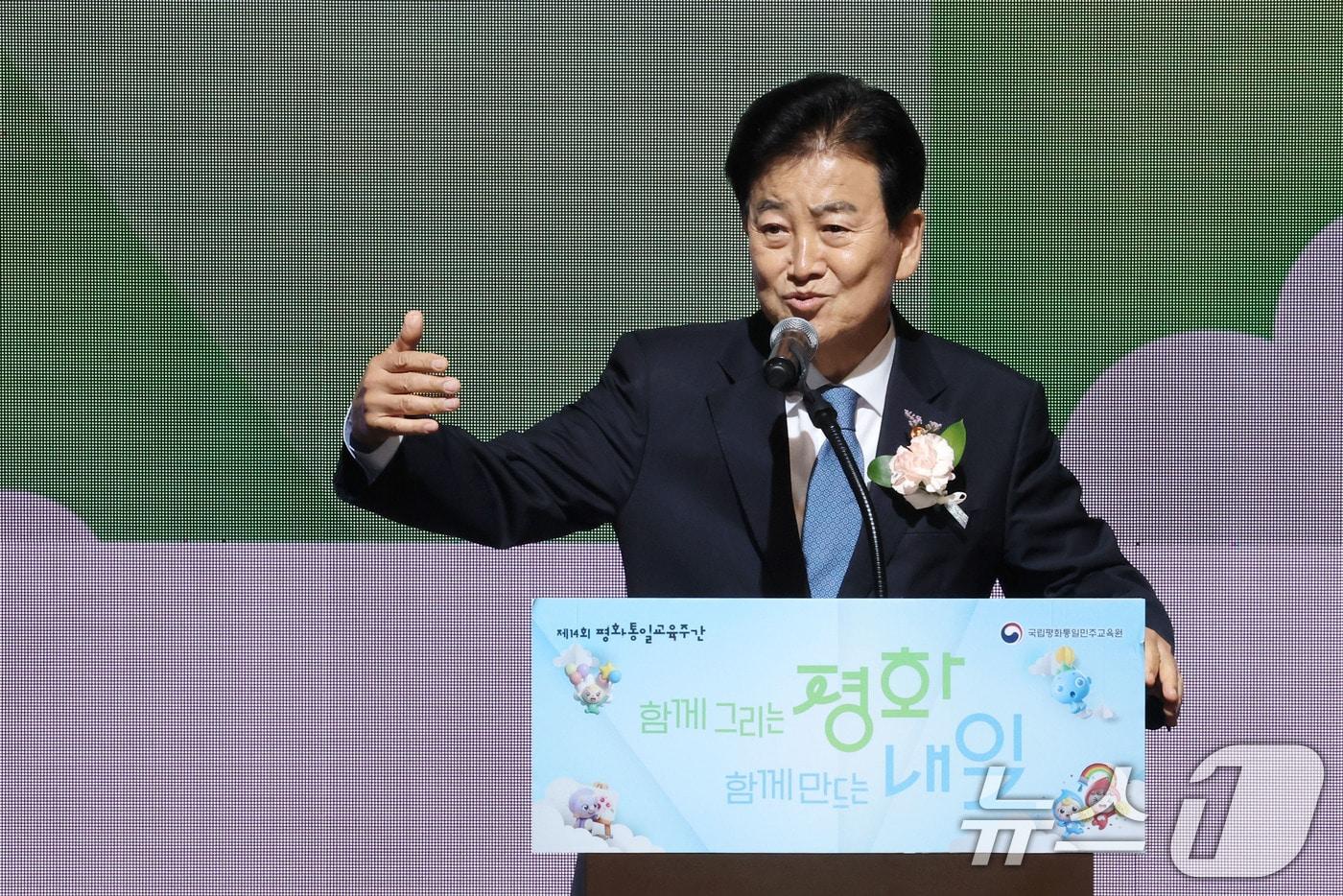 본문 이미지 - 정동영 통일부 장관이 26일 오후 서울 강북구 국립평화토일민주교육원에서 열린 제14회 평화통일교육주간 개막식에서 환영사를 하고 있다. 2026.5.26 ⓒ 뉴스1 이광호 기자
