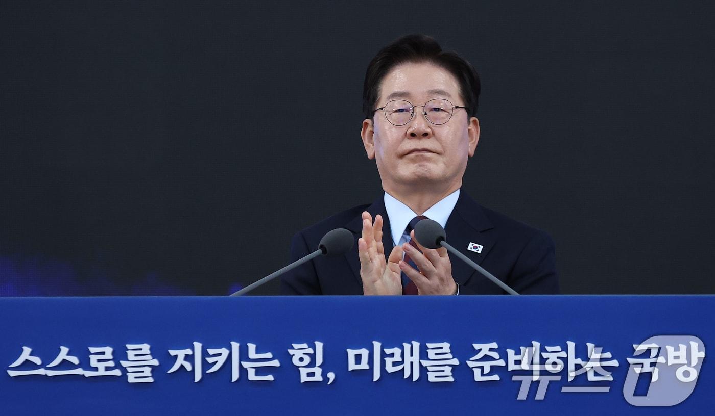 본문 이미지 - 이재명 대통령이 지난 26일 경남 창원시 진해구에서 열린 제1회 미래국방전략위원회에서 핵추진잠수함 기본계획 발표를 듣고 있다. (청와대통신사진기자단) 2026.5.26 ⓒ 뉴스1 이재명 기자