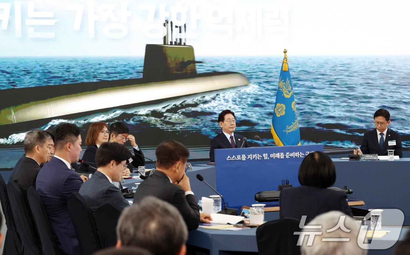 본문 이미지 - 이재명 대통령이 26일 경남 창원시 진해구에서 열린 제1회 미래국방전략위원회에서 핵추진잠수함 기본계획 발표를 듣고 있다. (청와대통신사진기자단) 2026.5.26 ⓒ 뉴스1 허경 기자