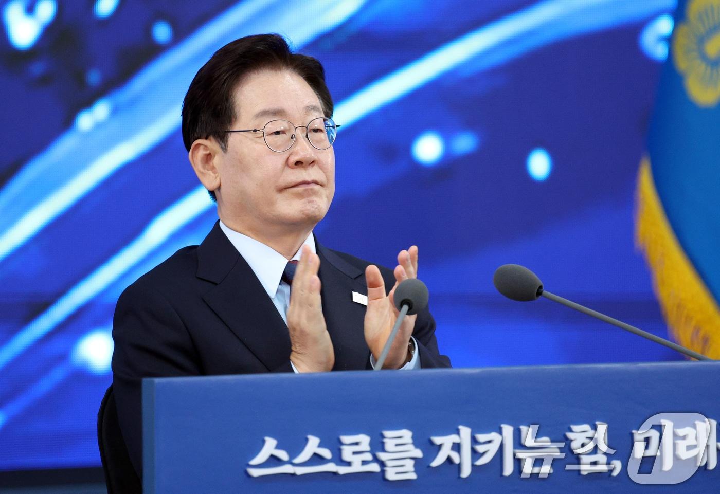 본문 이미지 - 이재명 대통령이 26일 경남 창원시 진해구에서 열린 제1회 미래국방전략위원회에서 핵추진잠수함 기본계획 발표를 듣고 있다. (청와대통신사진기자단) 2026.5.26 ⓒ 뉴스1 허경 기자