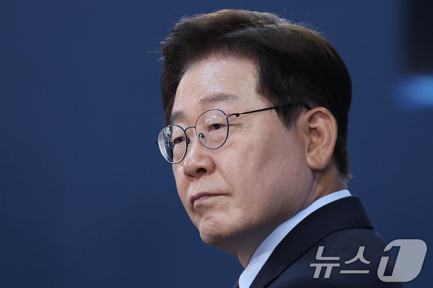 본문 이미지 - 이재명 대통령이 26일 경남 창원시 진해구에서 열린 제1회 미래국방전략위원회에서 참석자들의 발언을 듣고 있다. (청와대통신사진기자단) 2026.5.26 ⓒ 뉴스1 이재명 기자