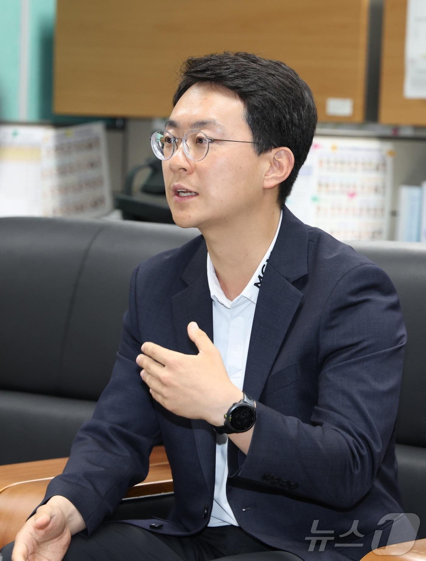 본문 이미지 - 박지원 더불어민주당 군산·김제·부안을 국회의원 후보가 26일 전북 전주시 전북특별자치도의회 기자실을 찾아 해외 성접대 의혹 관련 입장을 표명하고 있다. 2026.5.26 ⓒ 뉴스1 유경석 기자