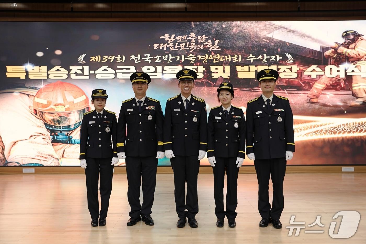 본문 이미지 - 26일 전국소방기술경연대회에서 우승을 차지한 공주소방서 소방관들이 충남도서관 강당에서 열린 승진 임용식 후 기념촬영을 하고 있다.  (충남소방본부 제공, 재판매 및 DB금지) / 뉴스1