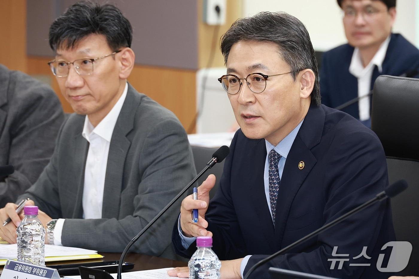 본문 이미지 - 권대영 금융위원회 부위원장이 26일 오후 서울 종로구 정부서울청사에서 개최한 금융위원회, 제4차 금융업권 생산적 금융협의체에서 민간 금융권의 생산적 금융과 관련 이재명 정부 출범 1주년 성과를 점검하는 한편, 에너지 산업 변화와 관련한 금융의 역할 변화에 대하여 논의했다. 2026.05.26 / 사진제공=금융위원회