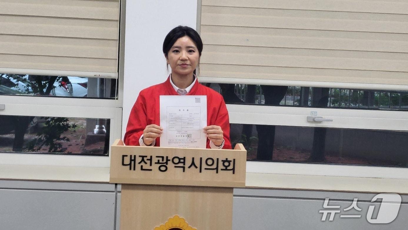 본문 이미지 - 국민의힘 이장우 대전시장 후보 선대위 김소연 법률지원단 공동단장이 26일 오후 시의회 기자실에서 회견을 하고 있다. (박종명 기자) / 뉴스1