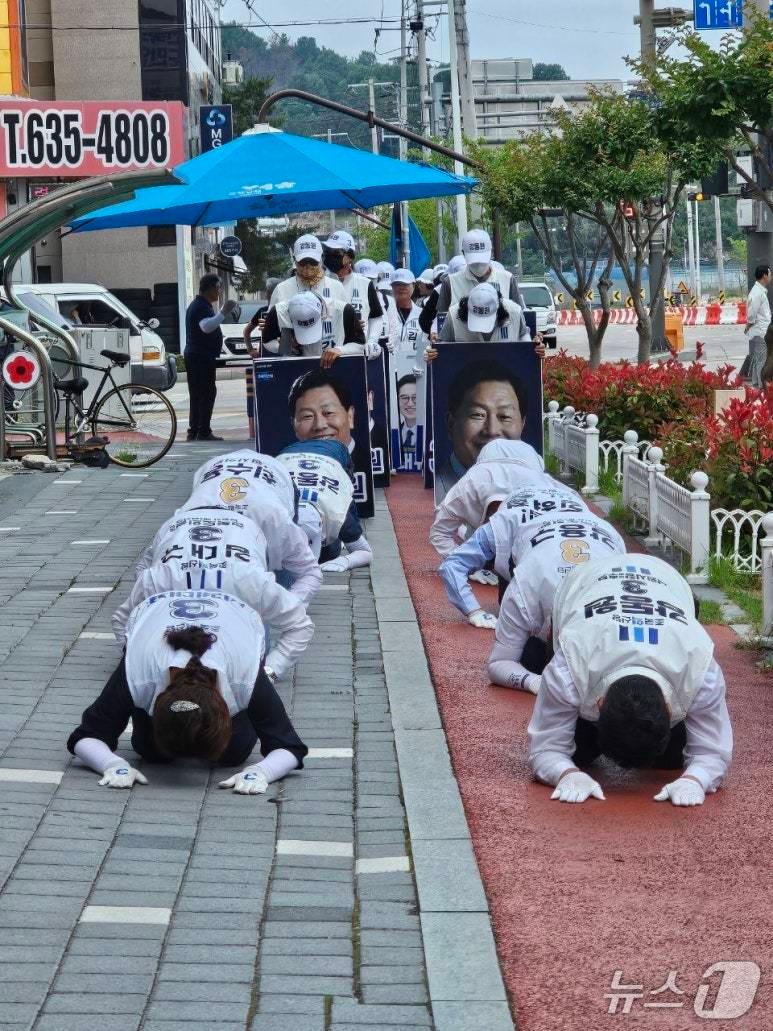 본문 이미지 - 26일 전북 남원시청 앞에서 강동원 후보(조국혁신당)가 지지자들과 함께 삼보일배를 하고 있다.(강동원 후보 캠프 제공. 재판매 및 DB금지)/뉴스1 