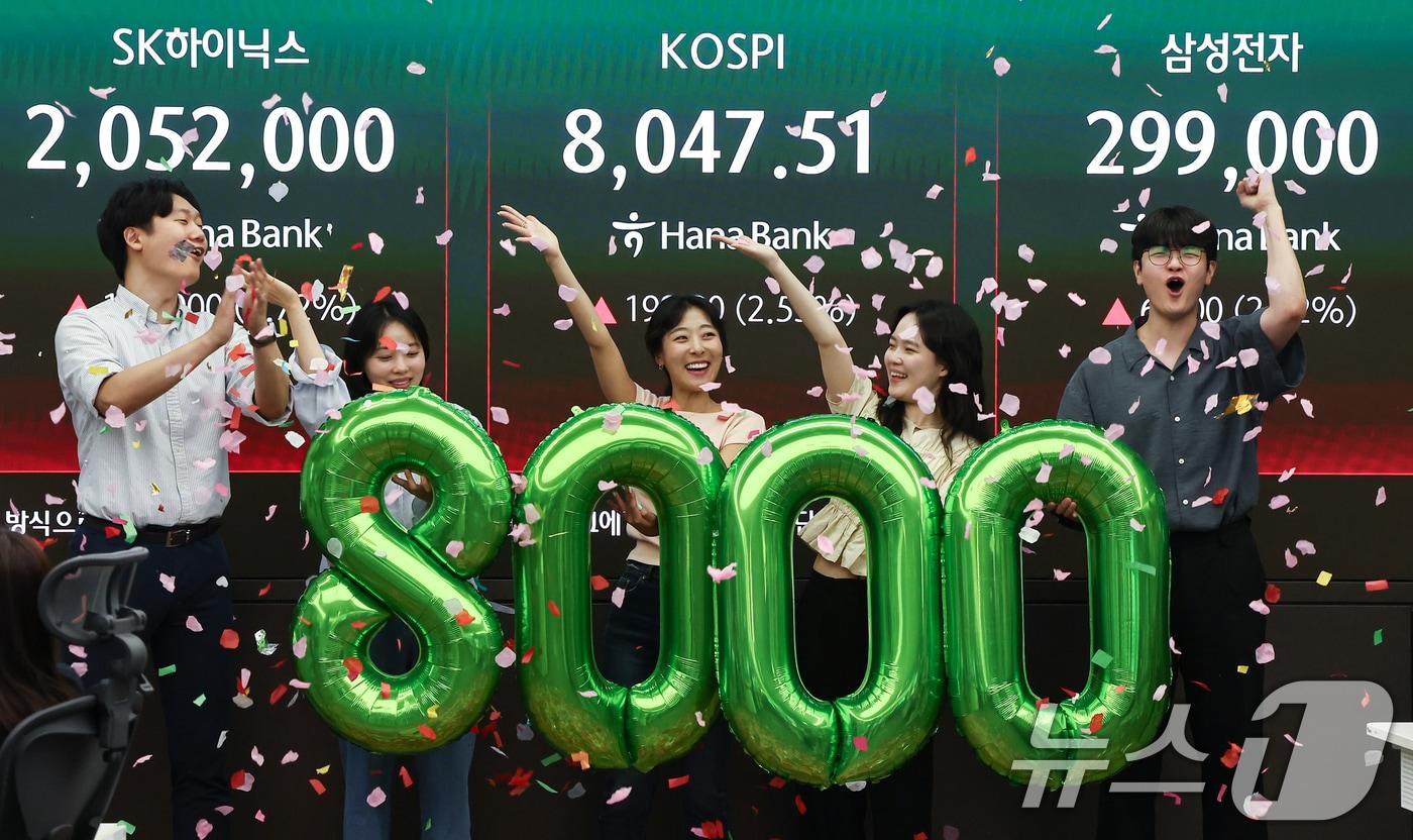 본문 이미지 - 코스피 지수가 종가 기준 최초로 8,000대를 기록한 26일 오후 서울 중구 하나은행 본점 딜링룸에서 직원들이 축하 세레머니를 하고 있다.  2026.5.26 ⓒ 뉴스1 김도우 기자