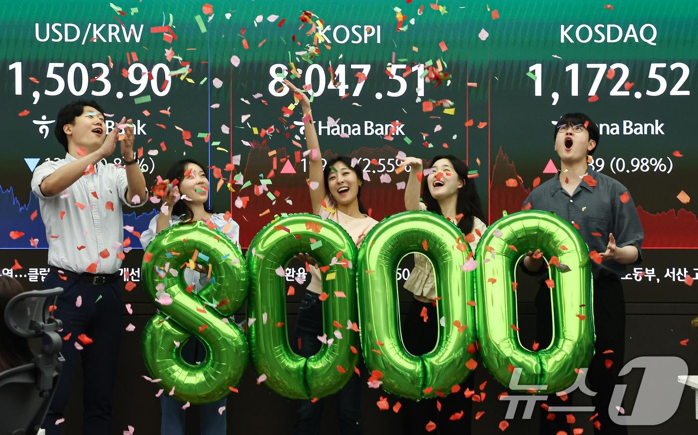 본문 이미지 - 코스피 지수가 종가 기준 최초로 8,000대를 기록한 26일 오후 서울 중구 하나은행 본점 딜링룸에서 직원들이 축하 세레머니를 하고 있다. 이날 코스피는 전 거래일보다 99.80포인트(2.55%) 오른 8047.51, 코스닥 지수는 전 거래일보다 11.39포인트(0.98%) 상승한 1172.52에 거래를 마쳤다. 2026.5.26 ⓒ 뉴스1 김도우 기자