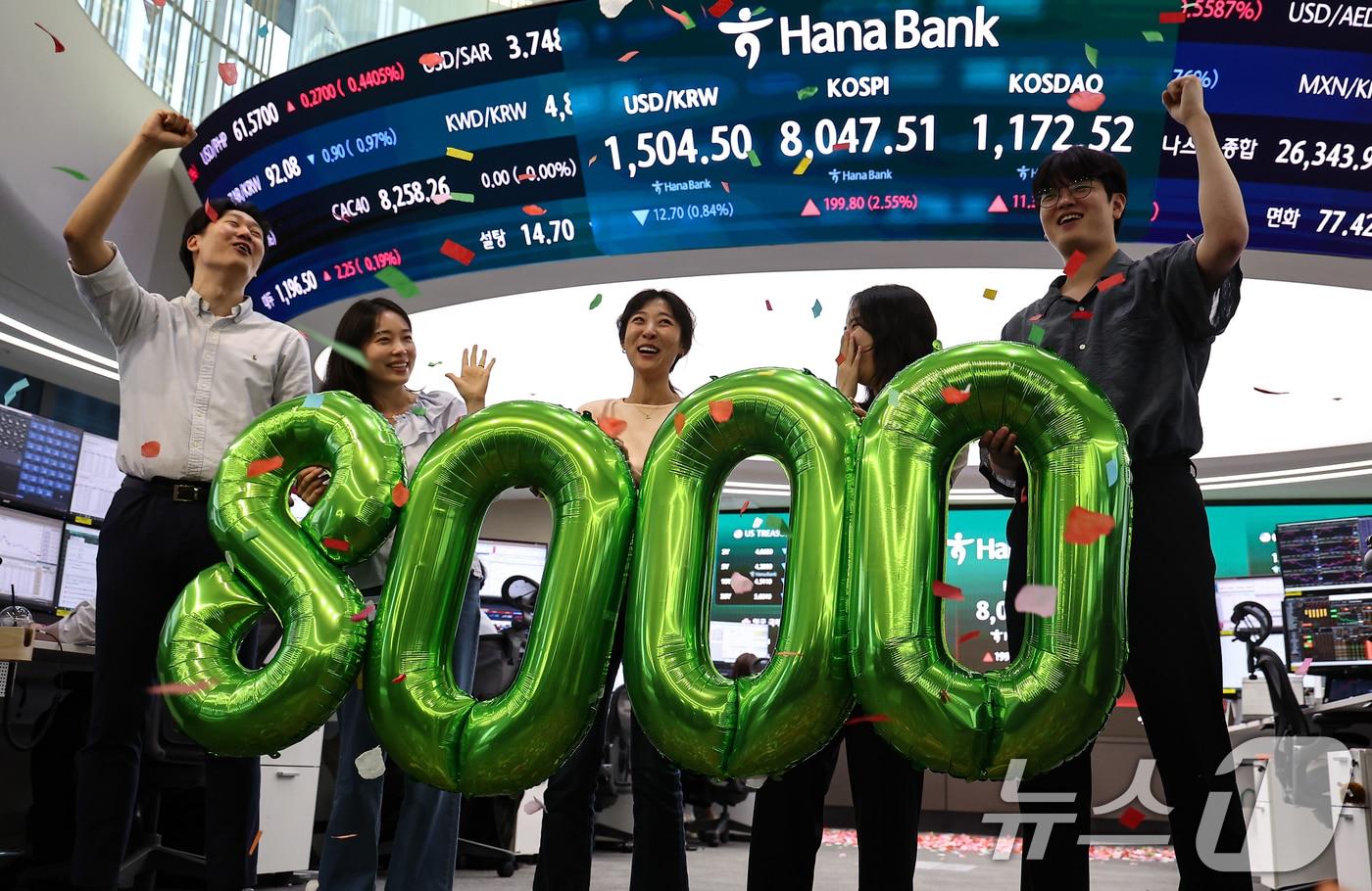 본문 이미지 - 코스피 지수가 종가 기준 최초로 8,000대를 기록한 26일 오후 서울 중구 하나은행 본점 딜링룸에서 직원들이 축하 세레머니를 하고 있다.  2026.5.26 ⓒ 뉴스1 김도우 기자