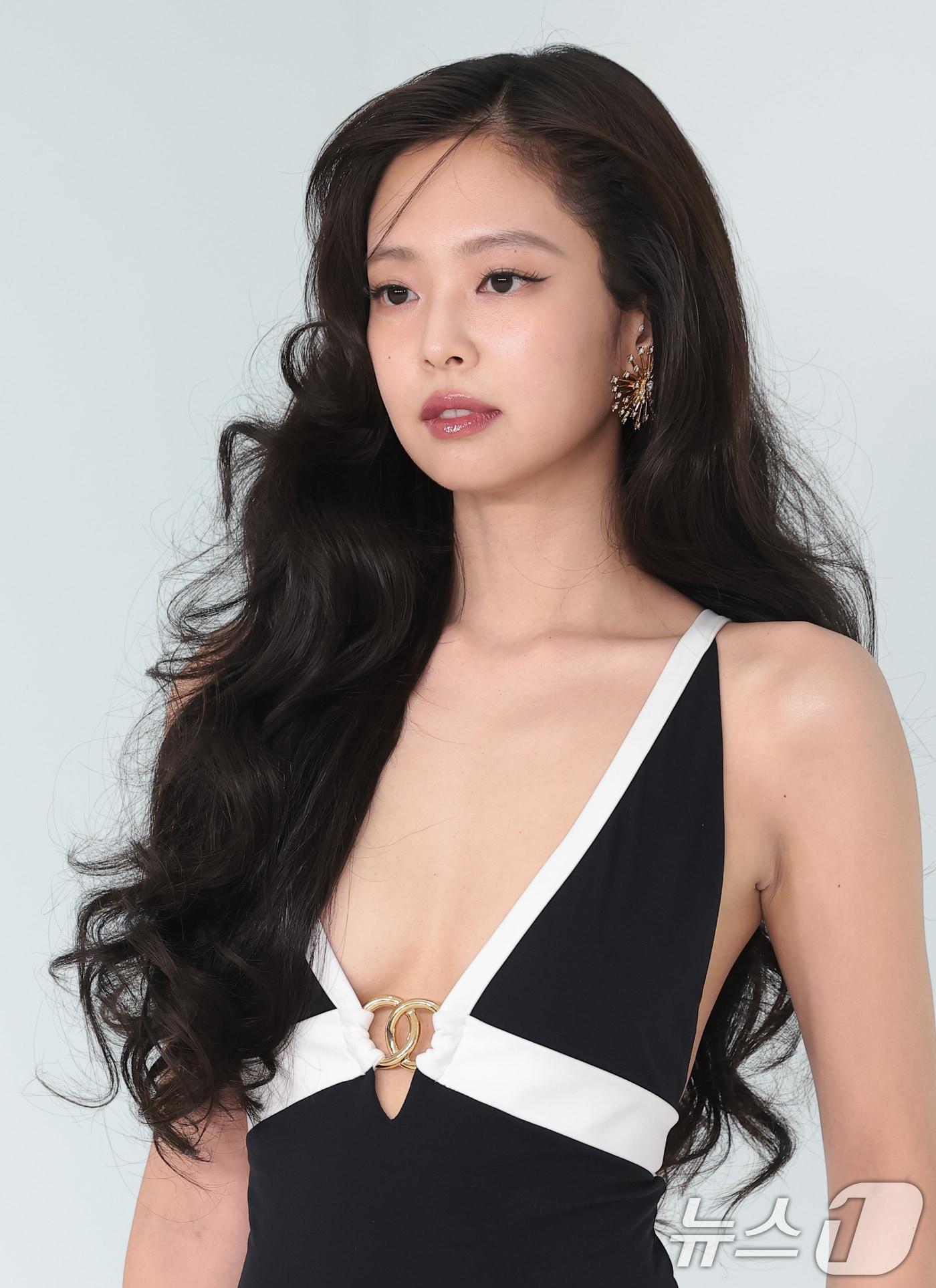 본문 이미지 - 블랙핑크 제니가 과감한 클리비지룩으로 시선을 사로잡았다. ⓒ 뉴스1 권현진 기자
