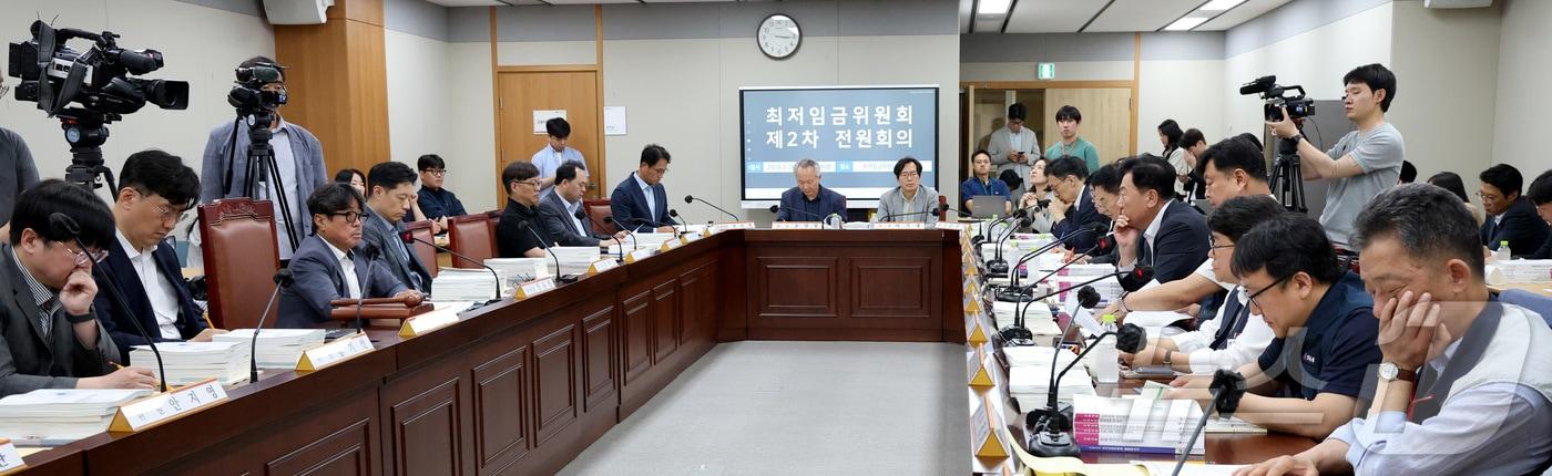 본문 이미지 - 세종시 정부세종청사 최저임금위원회에서 열린 2027년도 최저임금위원회 2차 전원회의에 참석한 사용자, 근로자, 공익위원이 본격 회의를 시작하고 있다. 2026.5.26 ⓒ 뉴스1 김기남 기자