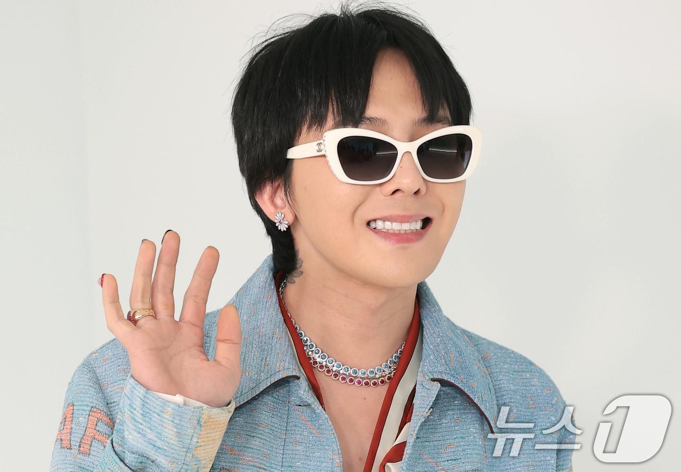 본문 이미지 - 빅뱅 지드래곤이 5월 26일 서울 영등포구 서울 퐁비두센터에서 열린 샤넬 2026 공방 컬렉션 서울 쇼에 참석해 포즈를 취하고 있다. 2026.5.26 ⓒ 뉴스1 권현진 기자