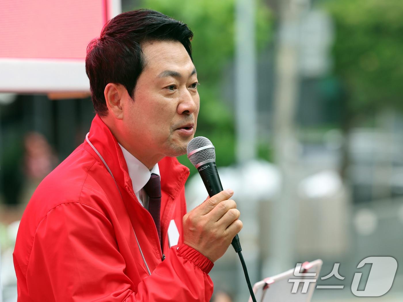 본문 이미지 - 장동혁 국민의힘 대표가 26일 오후 서울 마포구 경의선숲길에서 유권자들에게 지지를 호소하고 있다. 2026.5.26 ⓒ 뉴스1 황기선 기자