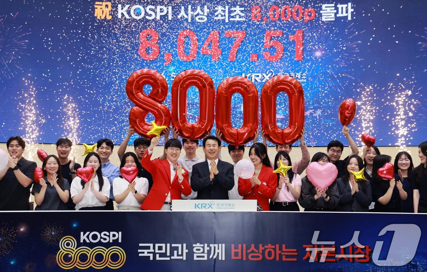 본문 이미지 - 코스피 지수가 종가 기준 8000포인트를 넘긴 26일 서울 여의도 한국거래소 홍보관에서 정은보 한국거래소 이사장과 관계자들이 코스피 8000 돌파를 축하하는 세리머니를 하고 있다. 2026.5.26 ⓒ 뉴스1 이호윤 기자